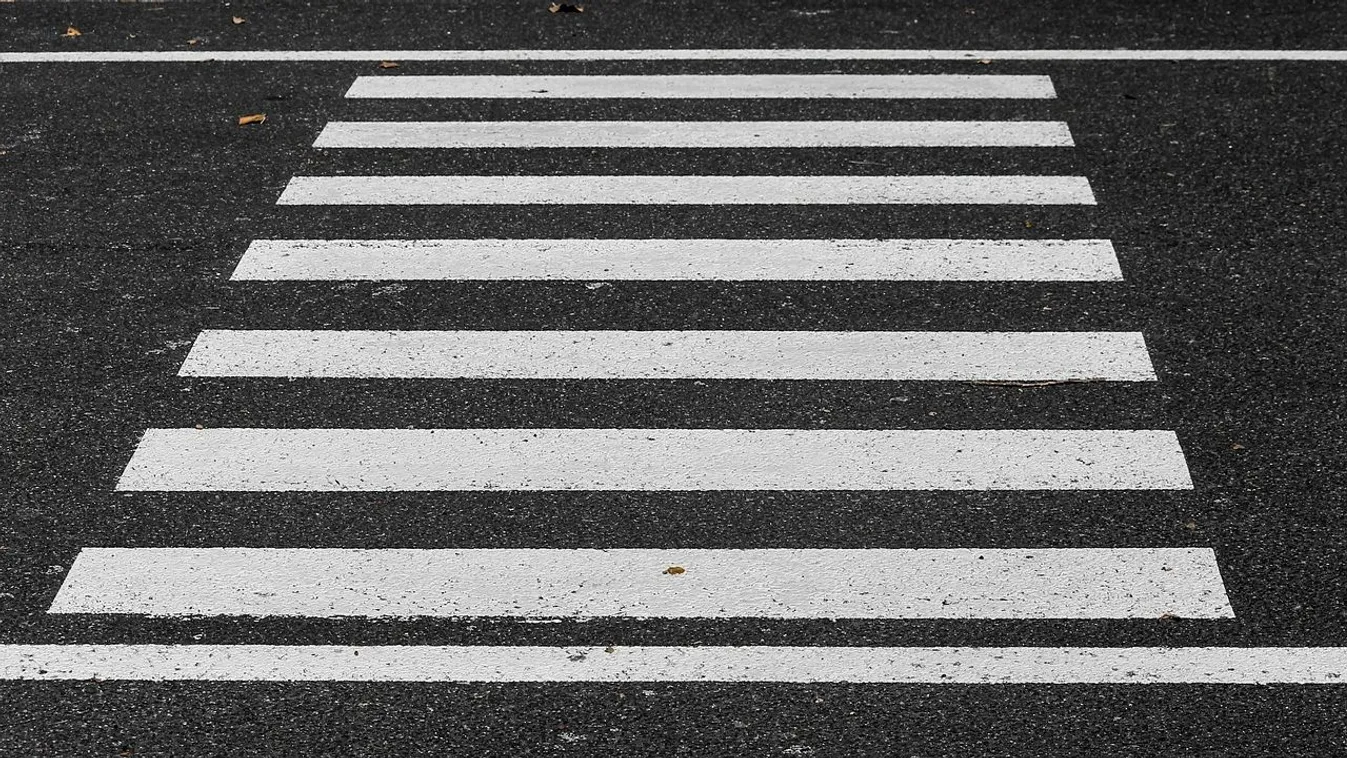 A zebrán gázolták el az anyát és gyermekét Várpalotán