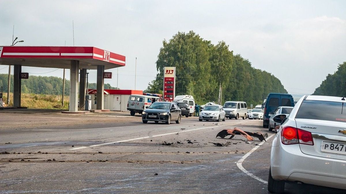 Sokkoló: A kirakaton át hajtott autójával a benzinkútba a magyar nő