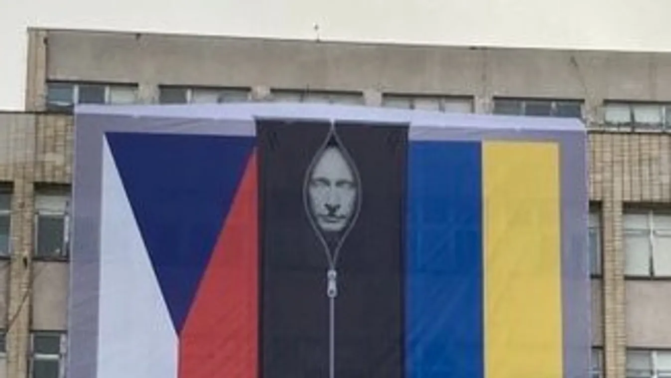 Hullazsákba helyezett Putyin-portré a cseh minisztérum falán