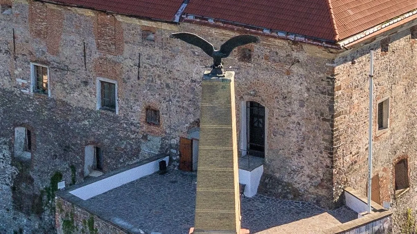 Felkerült az ukrán címer Kárpátalján a turul helyére