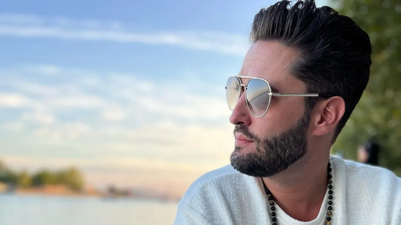 Kínos baki a színpadon: Arcra esett a magyar énekes