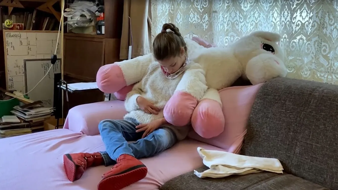 Titokzatos férfi segít a 11 éves nagybeteg Adélon