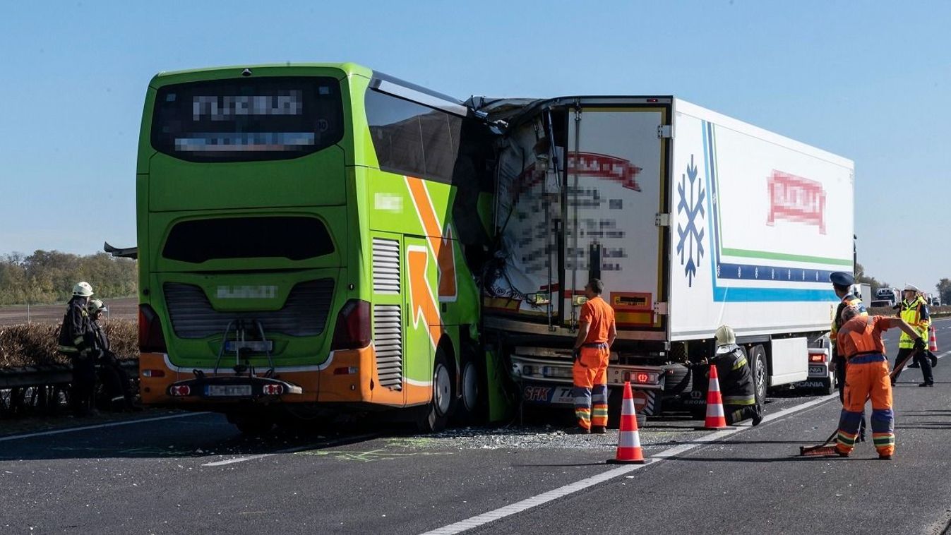 Sokkoló fotók a balesetről, kamionba rohant egy busz az M1-esen