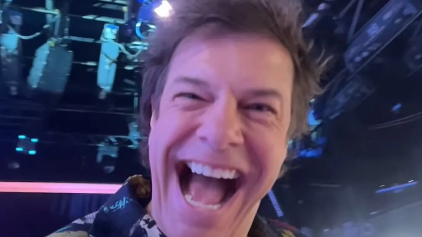 Till Attila a meglepetéstől a telóját is elejtette – videó