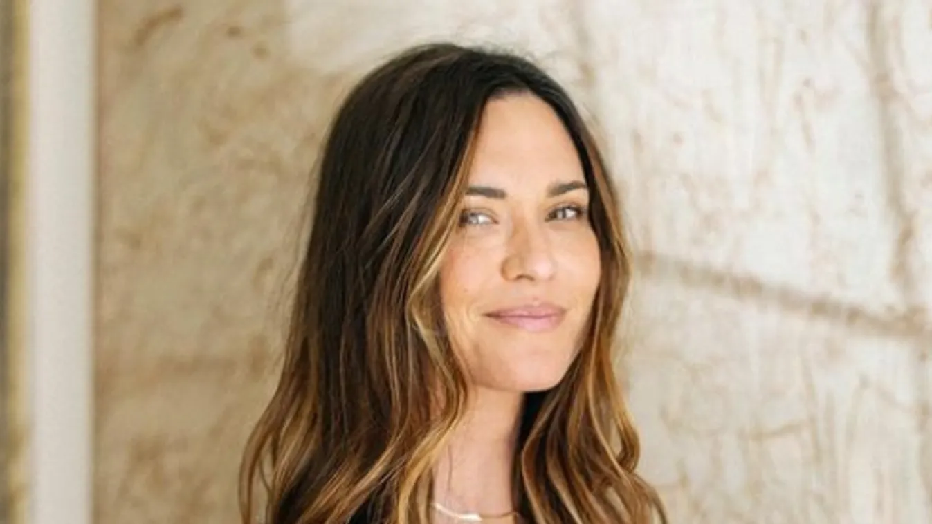 Átlátszó felsője semmit sem takar a színésznő testéből