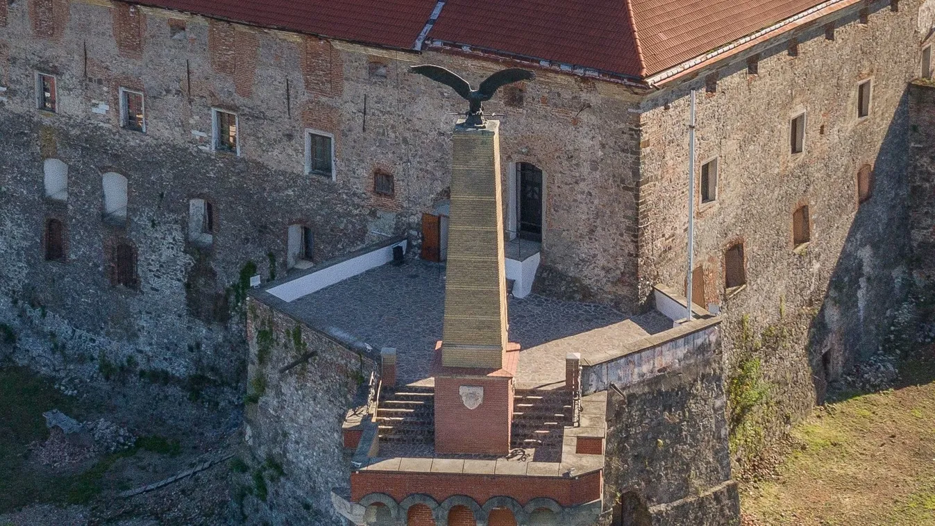 Eltávolították a munkácsi vár magyar turulszobrát!