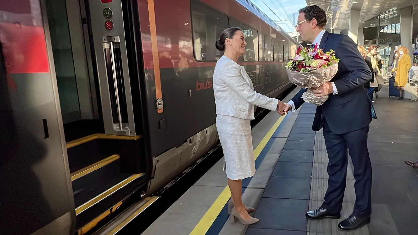 Hatalmas virágcsokorral fogadták Bécsben Novák Katalint