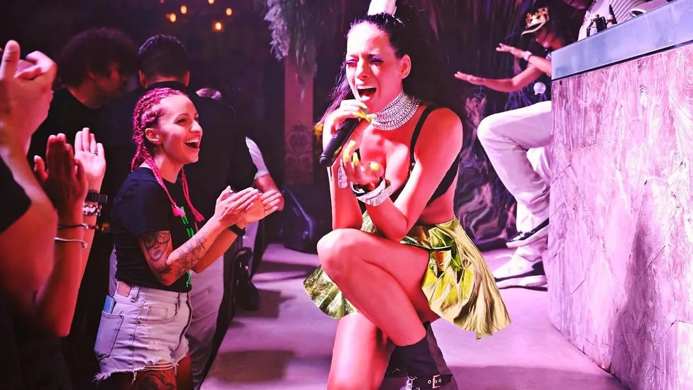 Előző életéről mesélt a magyar énekesnő