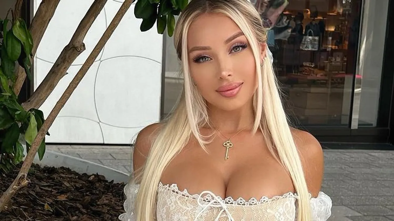 Felhőkarcolók előtt pucsít a hatalmas fenekű üzletasszony