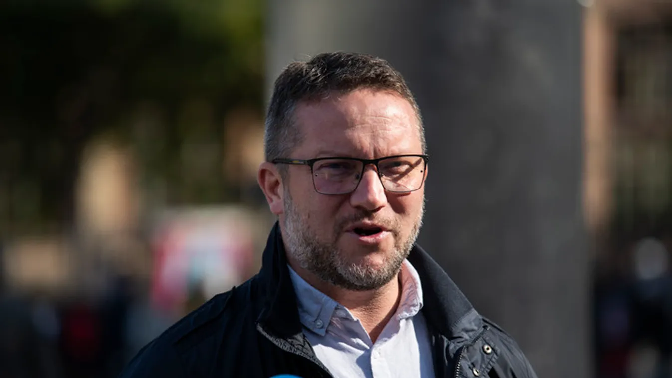 Négymillió forinttal tartozik Ujhelyi az MSZP-nek