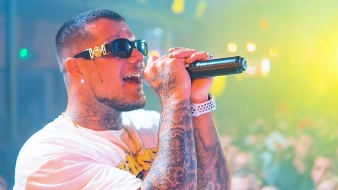 Rengeteg készpénzzel fotózák le a magyar zenészt