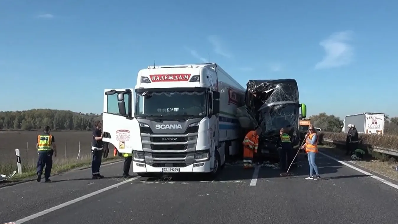  Kitört ablakon át menekültek a busz utasai az M1-esen