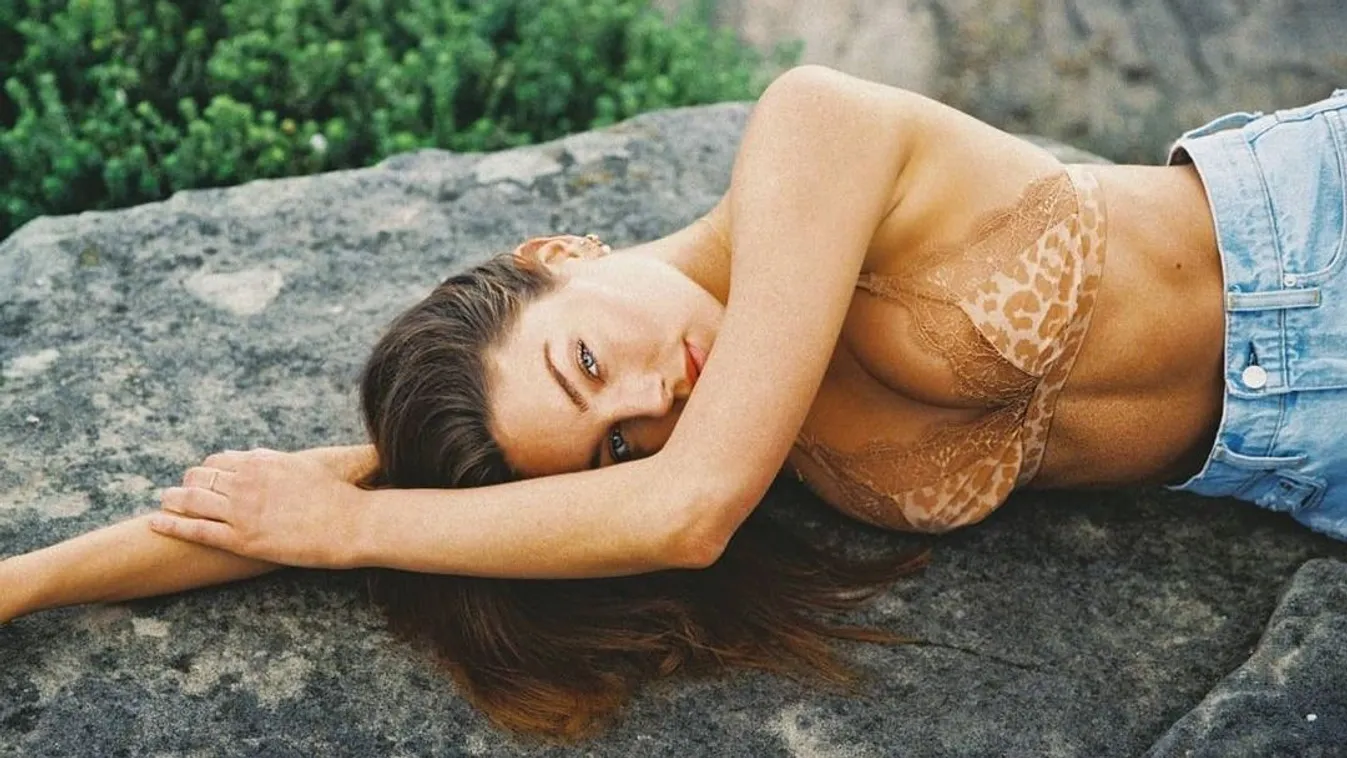 Teljesen pucérra vetkőzve nudizik az almamellű álomnő