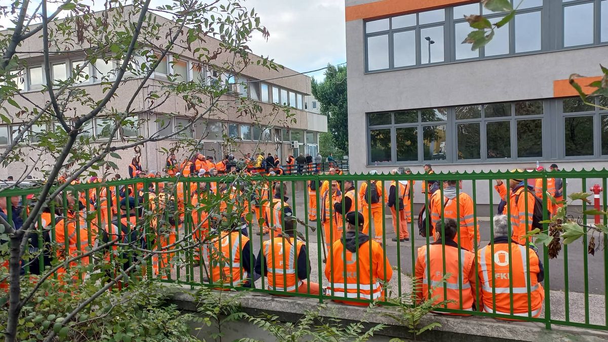 Háborognak a kukások az Ecseri úton: az egyikük kitálalt - videó