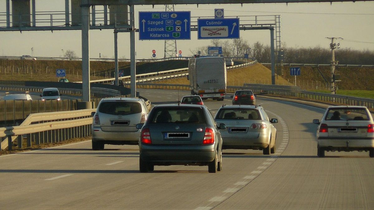 Életveszély! Forgalommal szemben hajtott fel az autópályára az ámokfutó