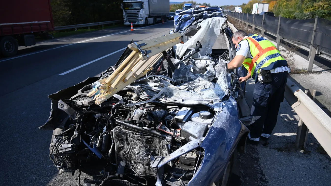 Halálos baleset az M1-esen: sokkoló fotókat kaptunk