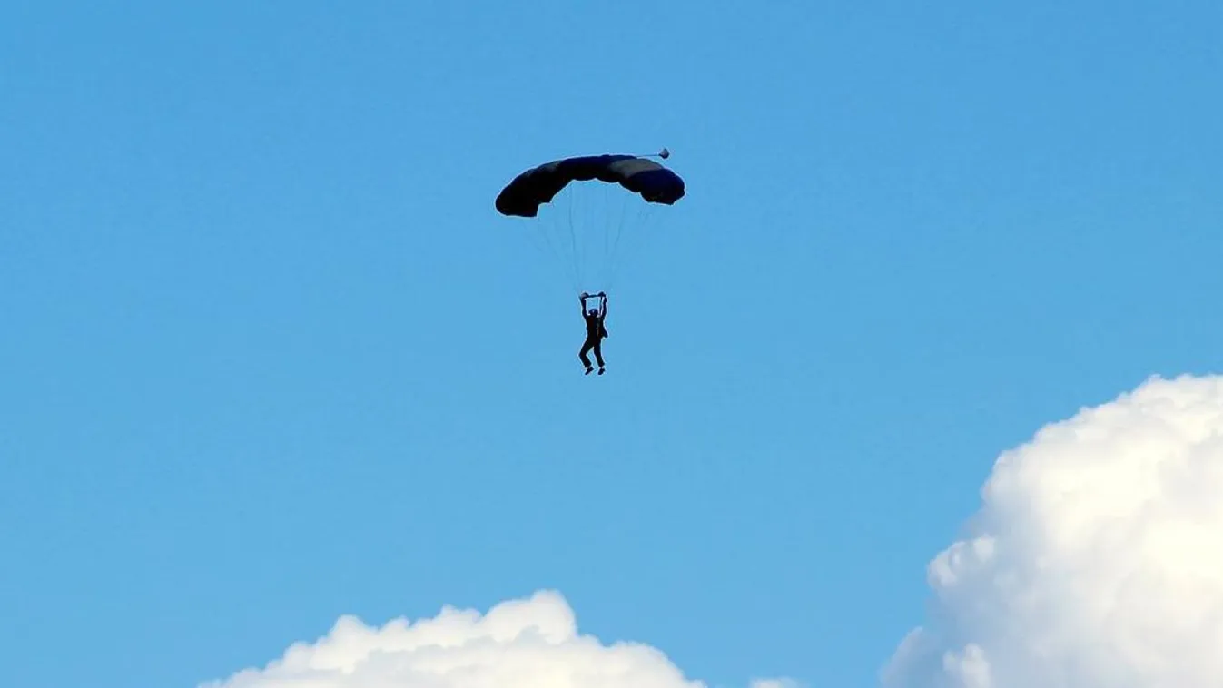 Gimnáziumnál csapódott a földbe az ejtőernyős - videó