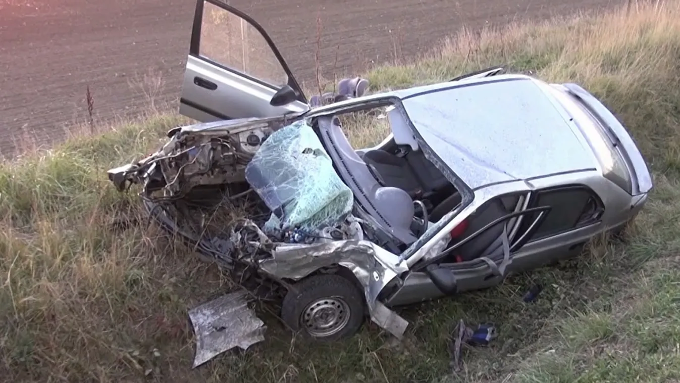 Fiaival a hátsó ülésen balesetezett egy nő Dunaújvárosnál