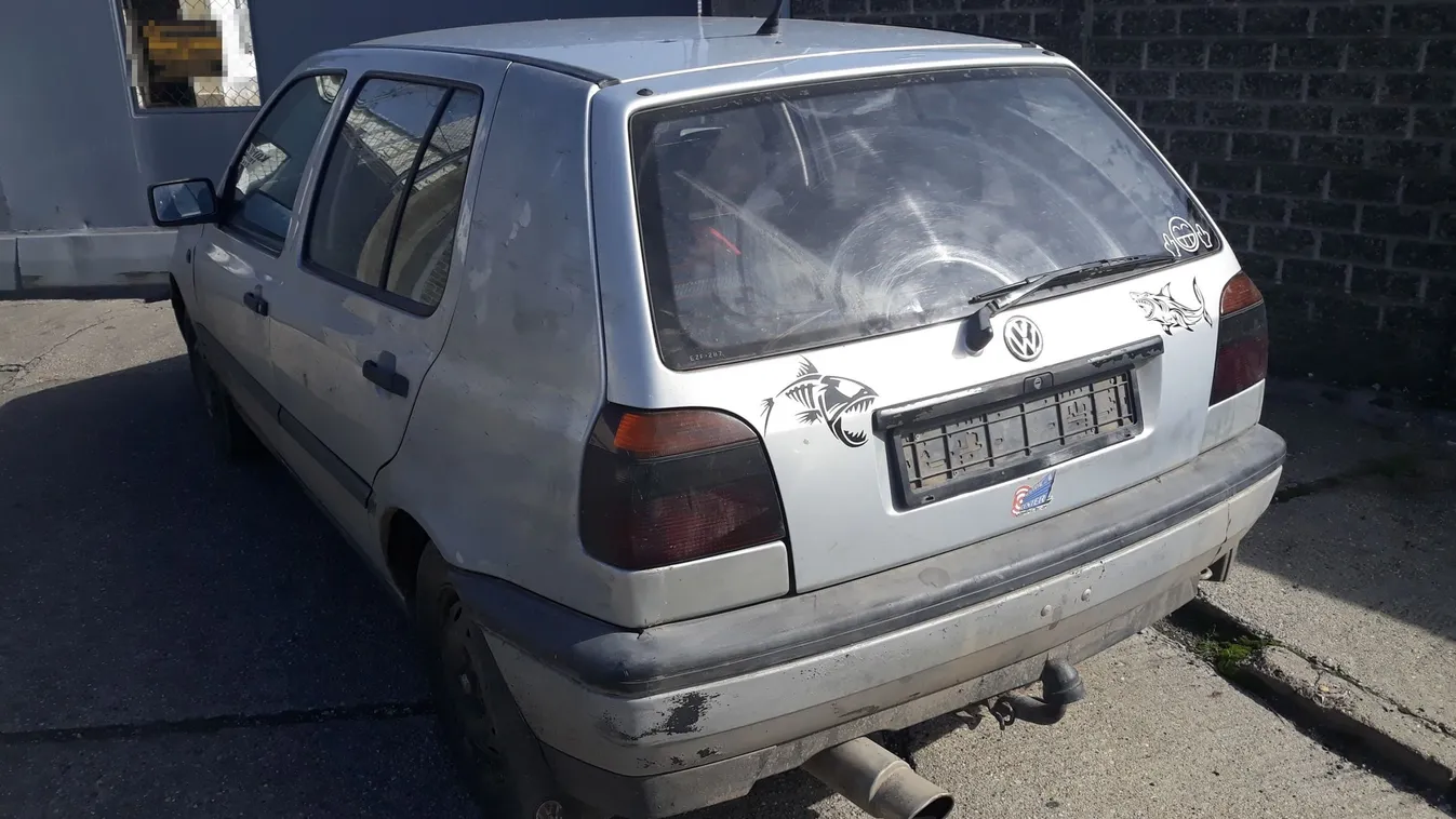 Hihetetlen!- még így is az úton tudta tartani a kocsit