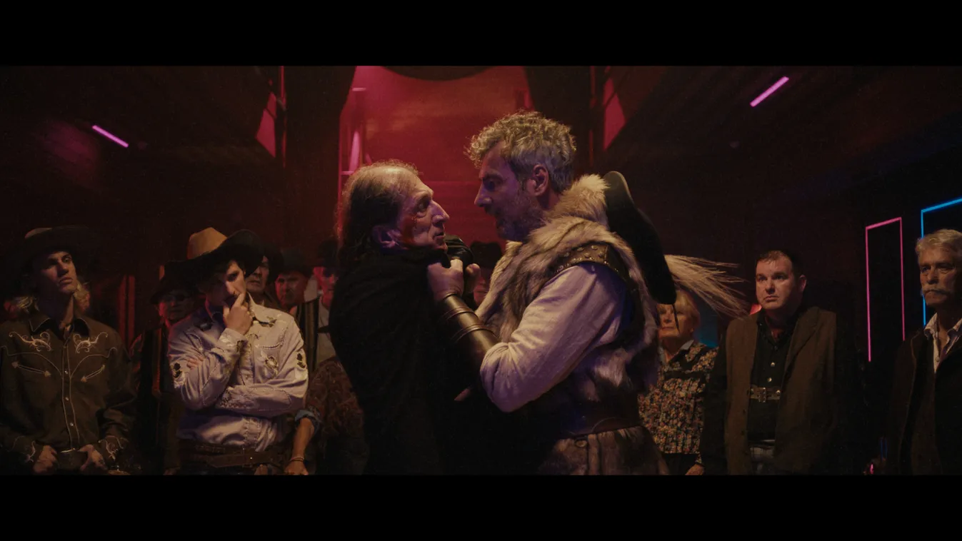 Újabb filmkockákat láthatsz A helység kalapácsa című filmből