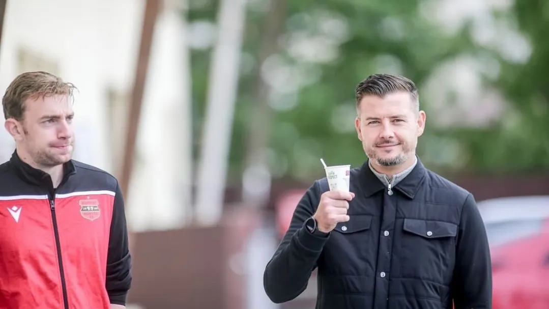 Talán ki sem hűl Courts (jobbra, Docherty sportigazgató mellett) kávéja, mire leváltják