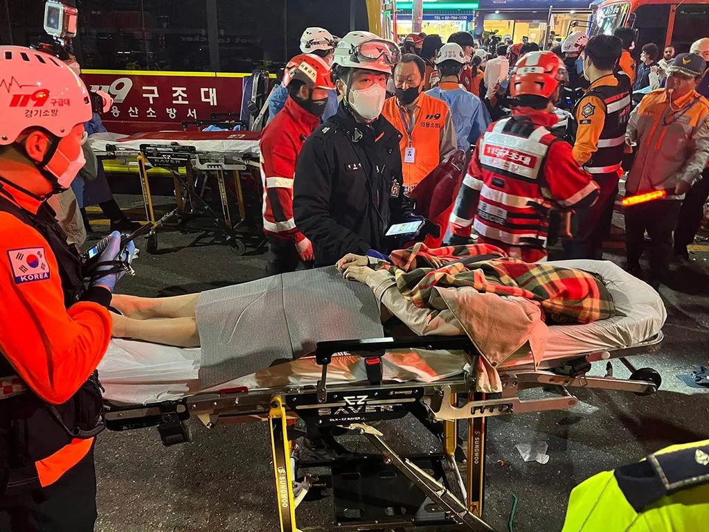 Szöul, 2022. október 29.
Hordágyon szállítanak el mentősök egy sérültet Szöulban, ahol legkevesebb százhúsz ember meghalt, százan pedig megsérültek a halloween-ünnepségek idején az egyik szűk utcán kitört lökdösődésben 2022. október 29-én.
MTI/EPA/Dzson Hon Kjun