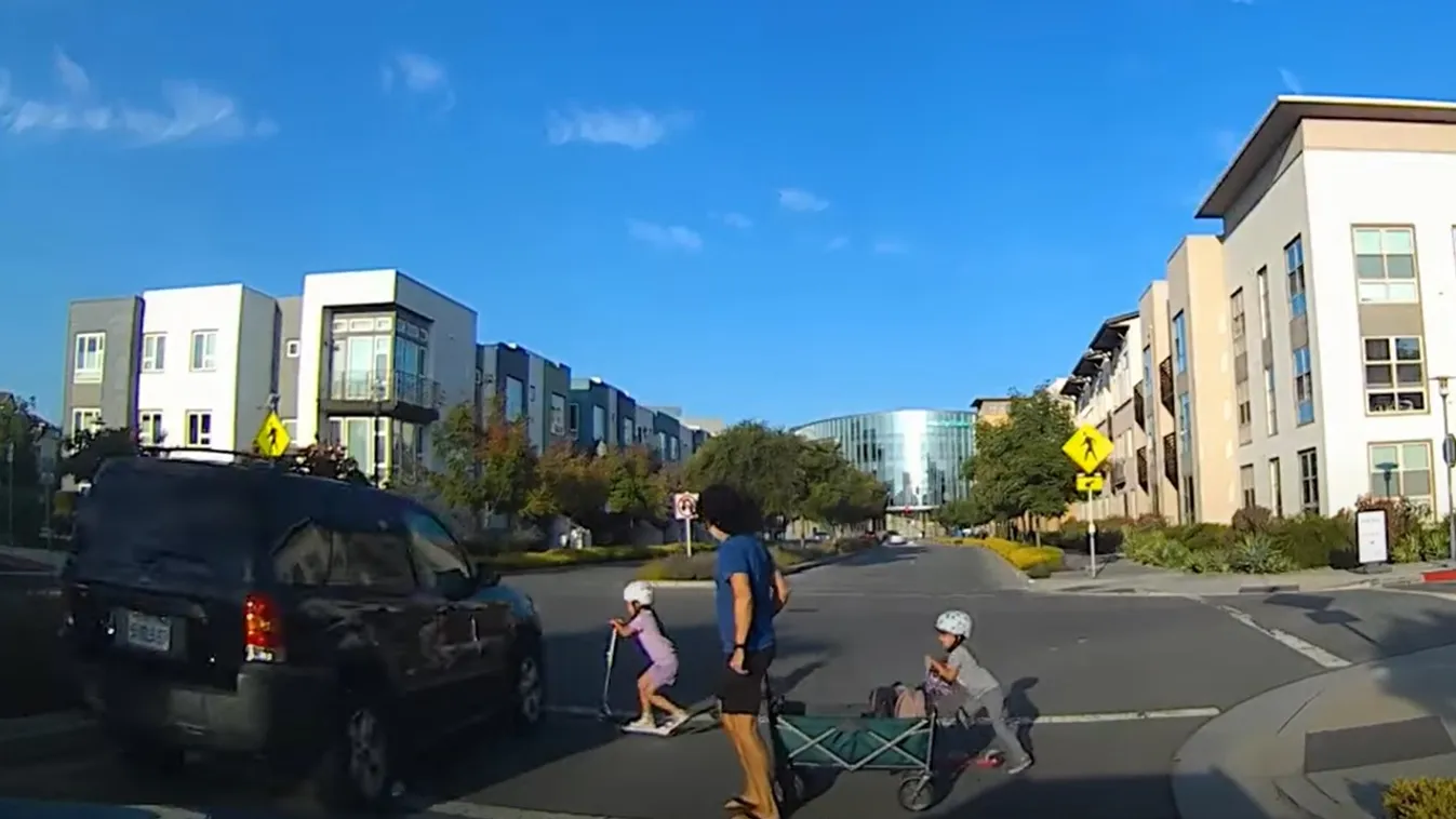 Majdnem elgázolta a gyereket egy száguldó autós – Videó