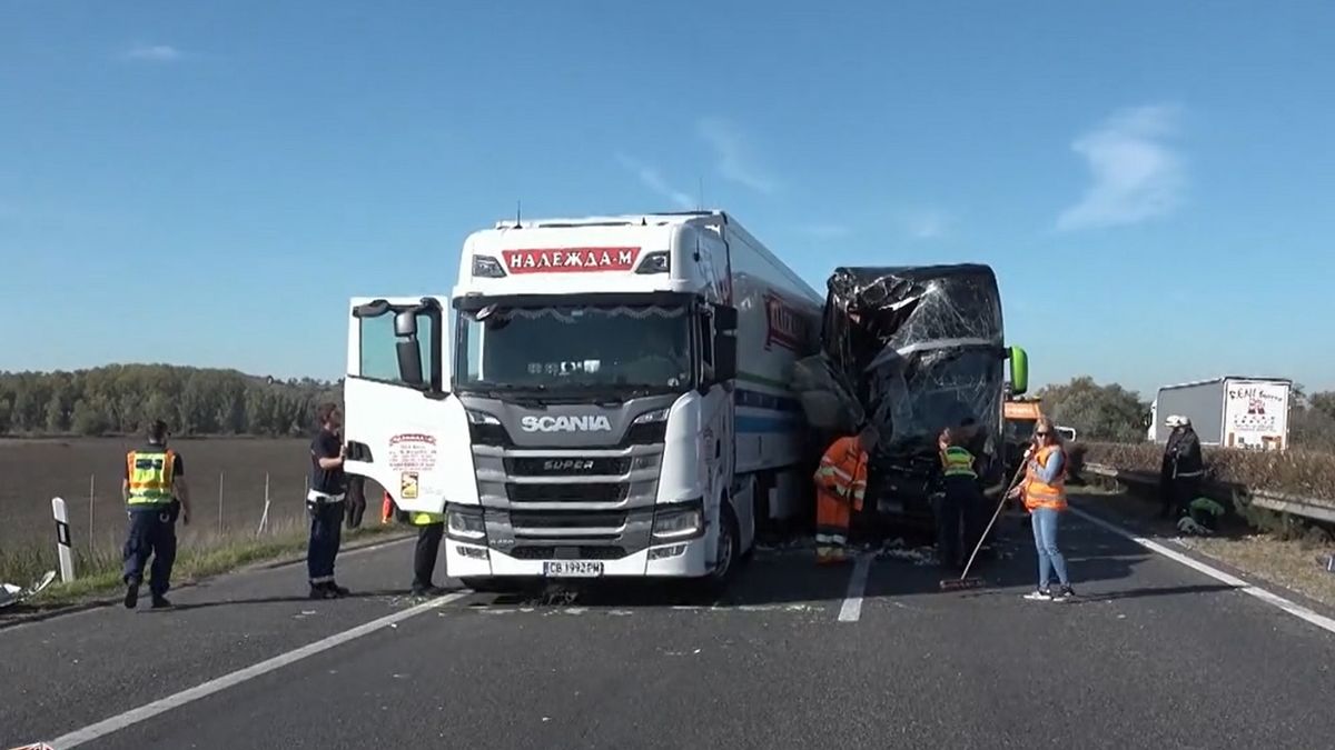 Nagy erőkkel rohantak a mentők: kitört ablakon át menekültek a busz utasai az M1-es autópályán