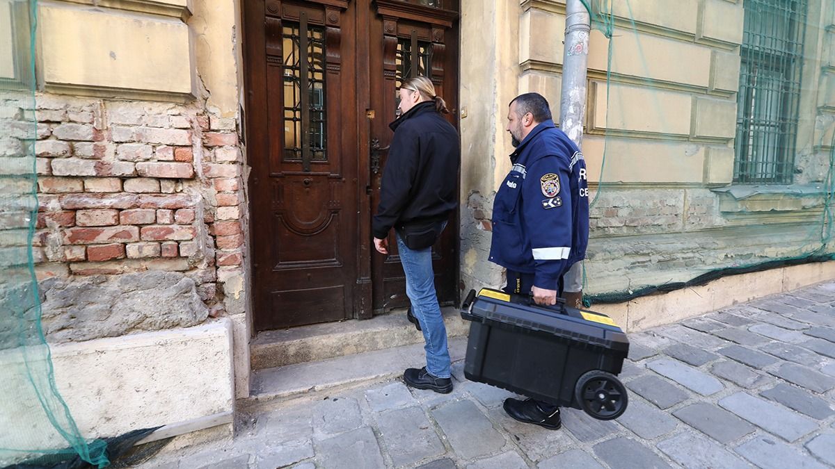 „Zárkózzanak be a tantermekbe, mert késsel sétál egy diák a folyosókon!” - kérte a diákoktól a budai gimnázium igazgatója