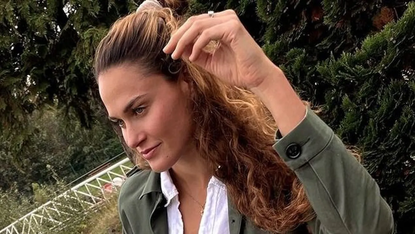 Egyetlen pokróc takarja Jakabos Zsu csodálatos testét