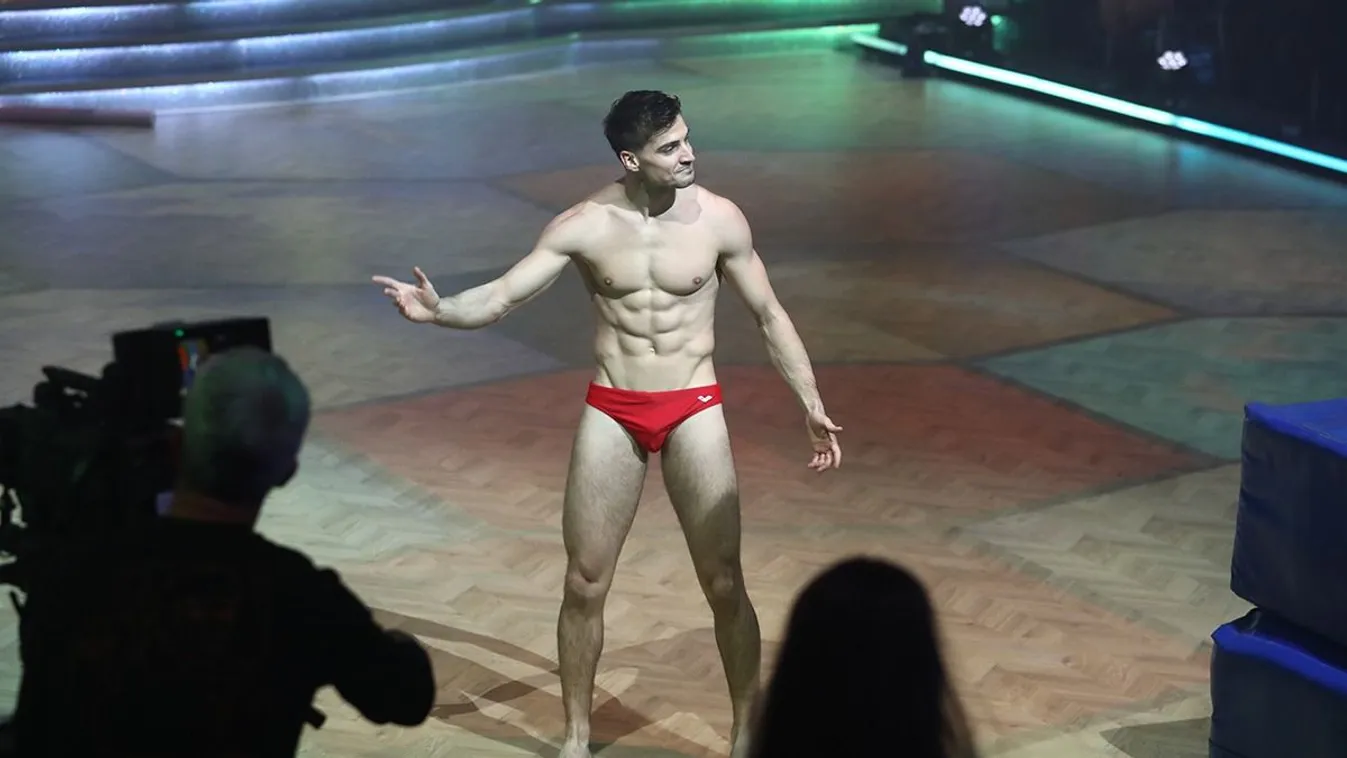 Élő adásban vetkőzött le a Dancing sármos táncosa  - Fotó