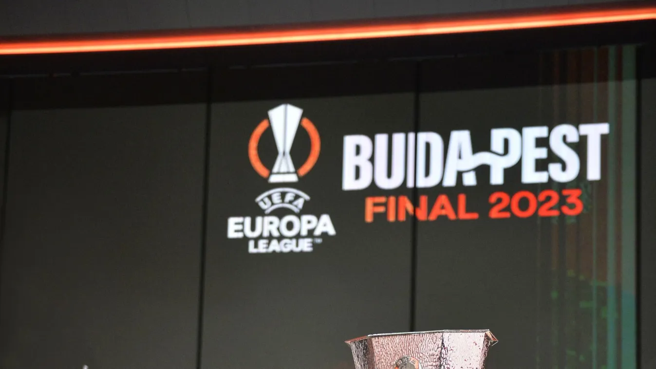  Budapesten fotózták le a díszes focikupát