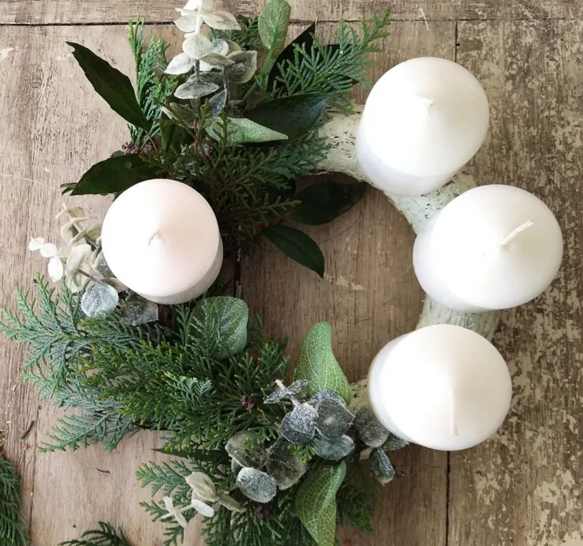 Csodálatos és egyedi látványt nyújt a kézzel készített adventi koszorú