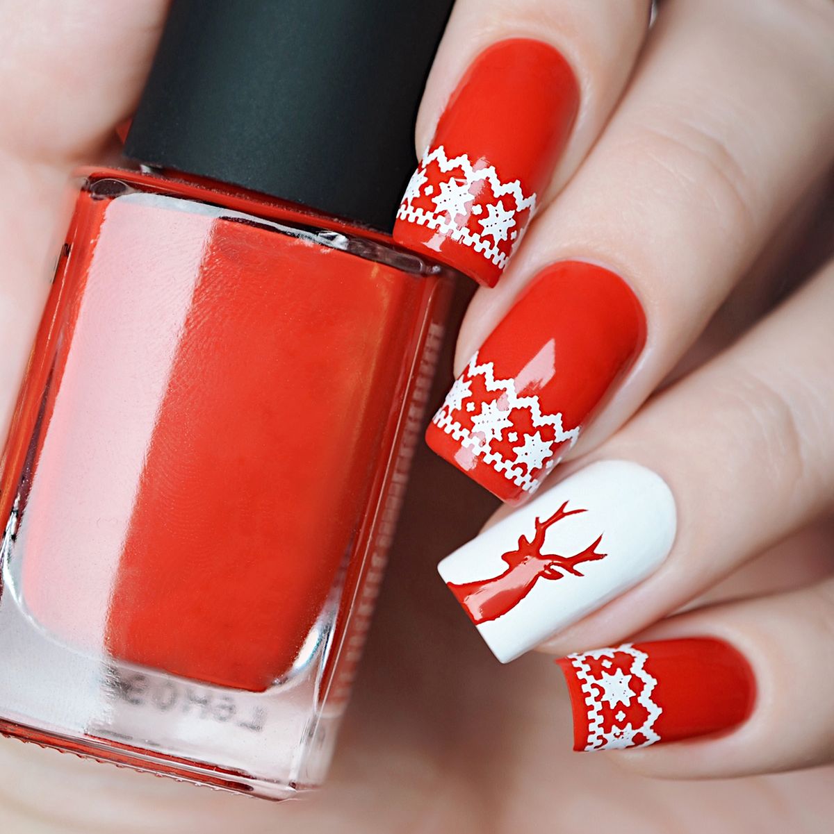 Red,Christmas,Manicure,With,Deer,And,Norwegian,Patterns