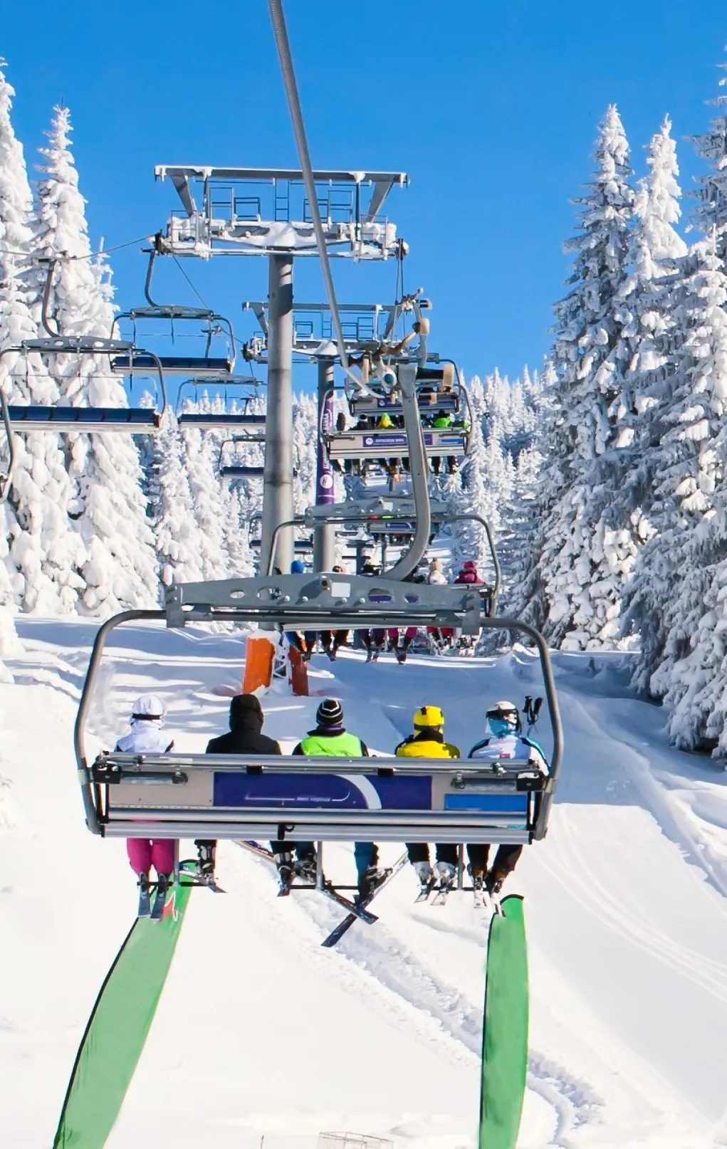 Panorama,Of,Ski,Resort,,Slope,,People,On,The,Ski,Lift,