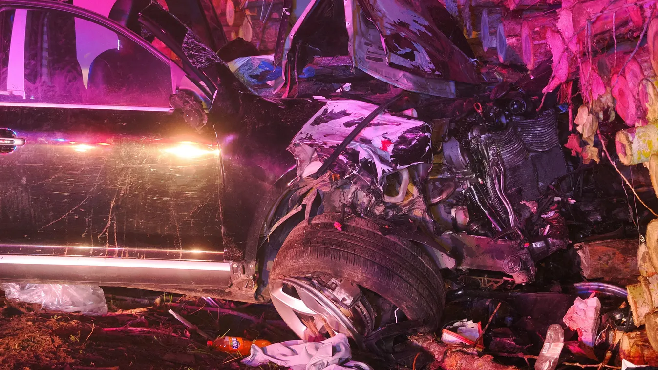 Migránsokat szállító autó balesetezett Zsanánál - fotók