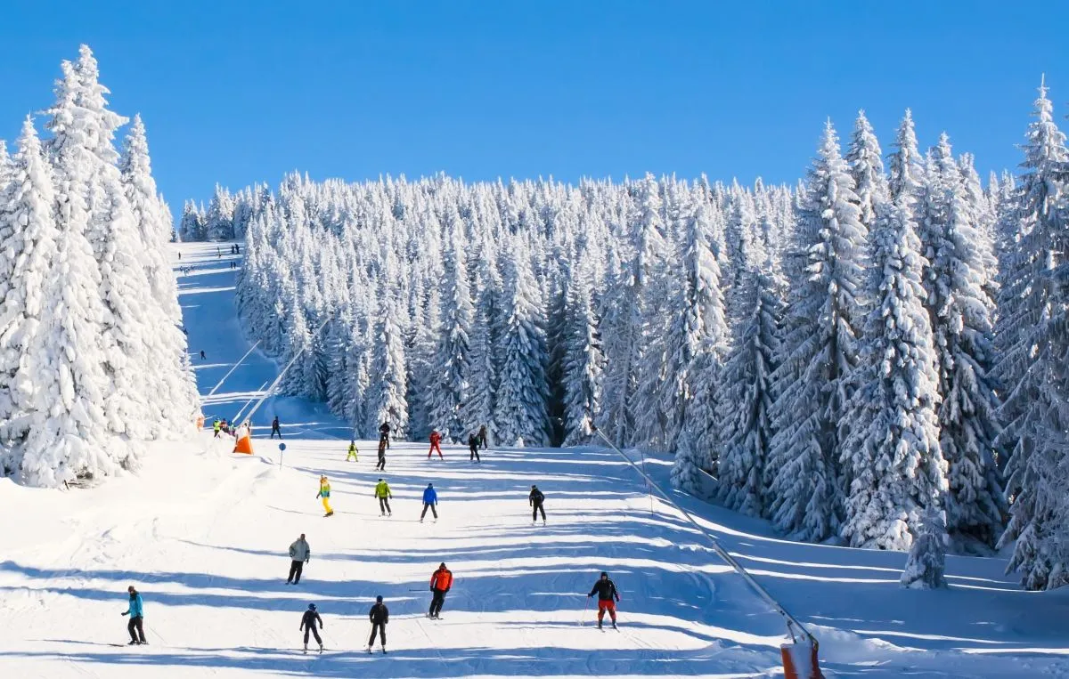 Panorama,Of,Ski,Resort,,Slope,,People,On,The,Ski,Lift,