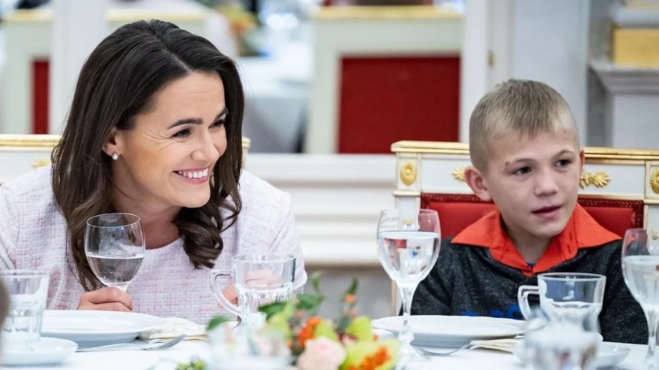 Novák Katalin vezette körbe a gyerekeket a Sándor-palotában