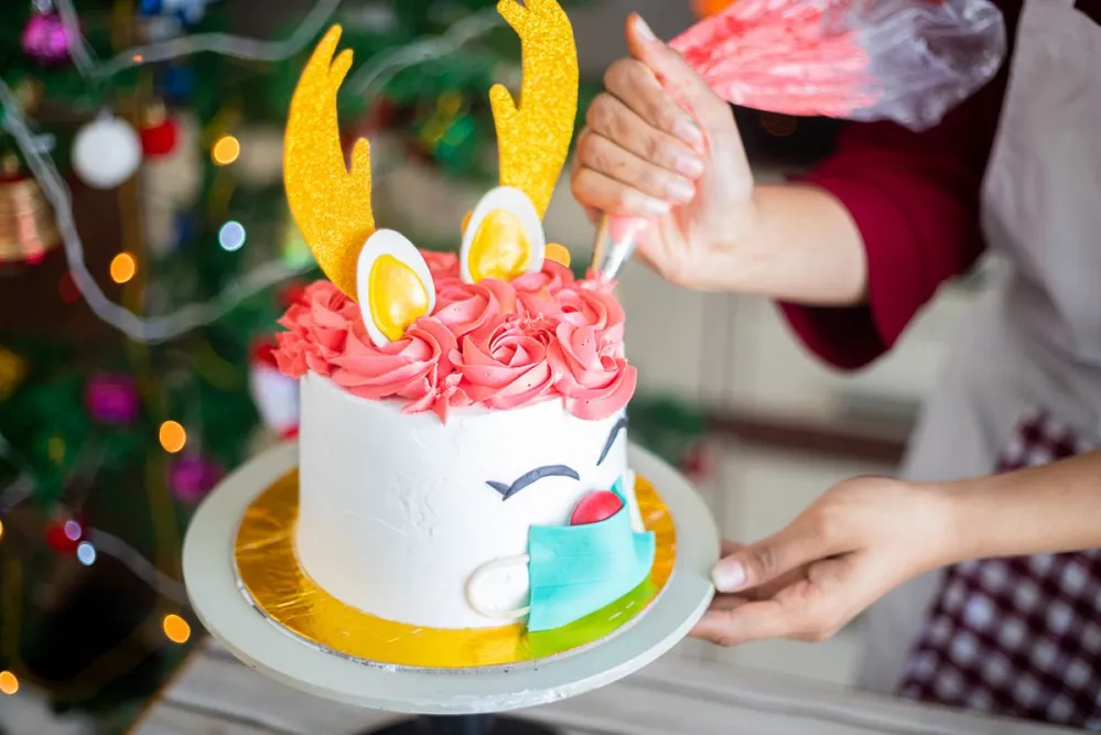 Closeup,Of,Hand,Preparing,Christmas,Deer,Design,Cake,At,Home,