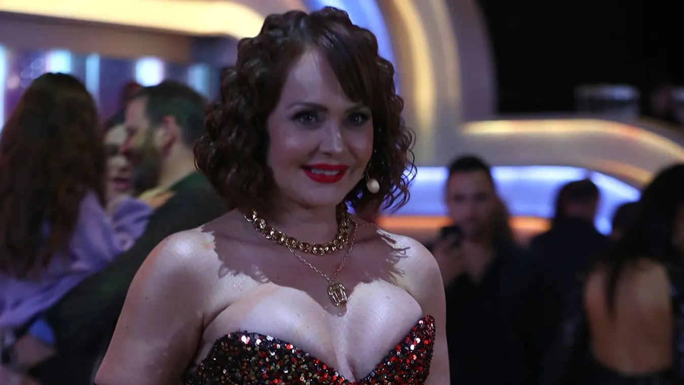 Hoppá: Gabriela Spanic rózsát kapott Árpa Attilától