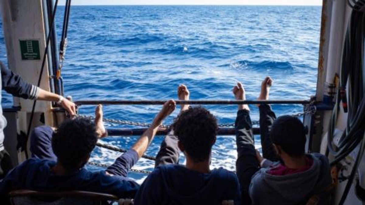 Újabb, migránsokat szállító civilhajó érkezett az olasz partokhoz