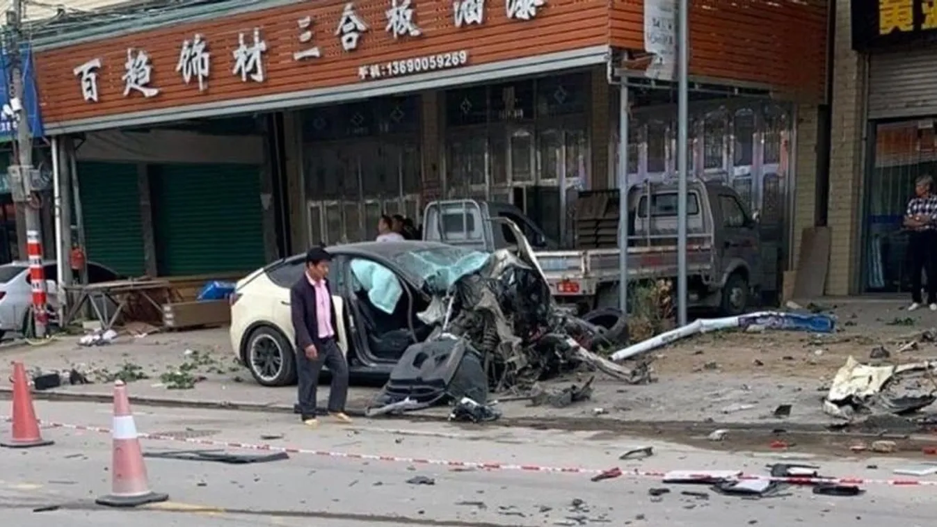 Sokkoló videó: "öntudatra ébredt" egy Tesla, majd többeket halálra gázolt