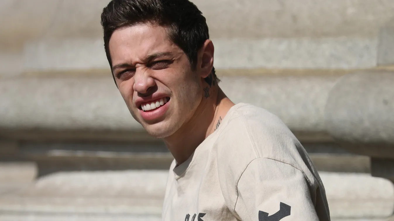A nem túl jóképű Pete Davidson már a sokadik bombázóval jár