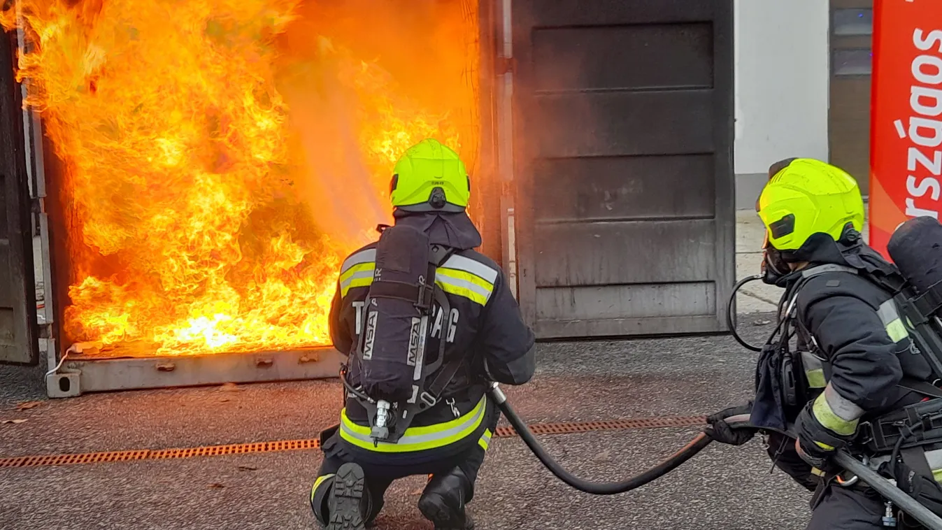 Adventi veszélyek: Ilyen gyorsan éghet le egy lakás, ha nem figyelsz a gyertyákra – Videó