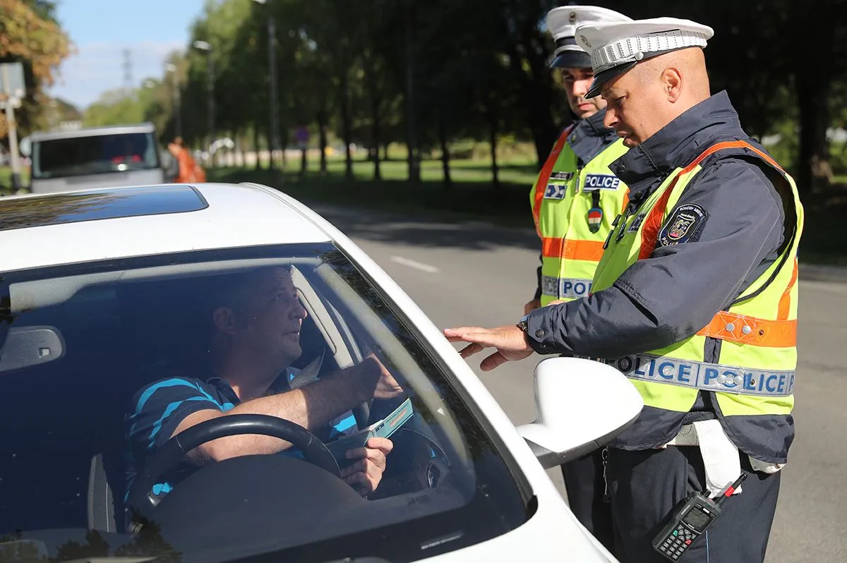 A mobiltelefon, elektromos eszközök és a biztonsági öv út közbeni használatát ellenőrizik a napokban a somogyi rendőrök a megye útjain. Céljuk, hogy felhívják a figyelmet a biztonságos vezetésere, hogy ne történjen halálos baleset a közutakon. Civil autóból figyelték a sofőröket a Vásártéri úton. Miután rádión jelezték a szabálytalankodót, a rendőrök le is állították pár méterrel arrébb