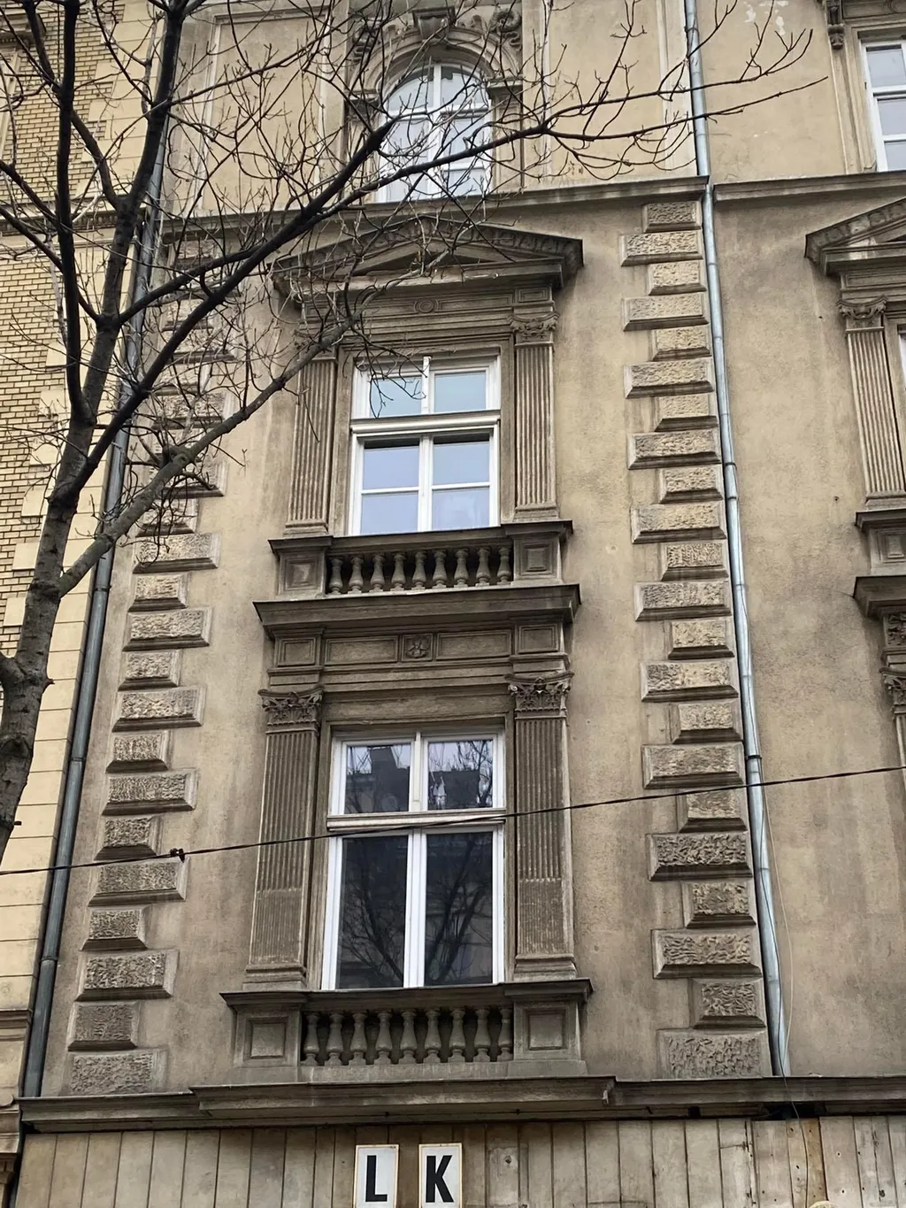 Leomlott a vakolat Budapesten