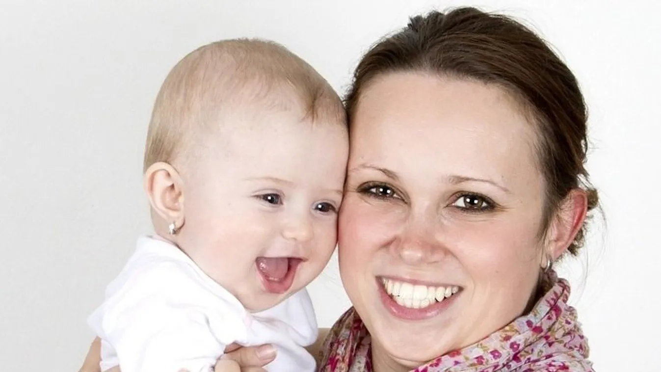 Kisbabájával a karjában érte támadás a fiatal anyát – Videó