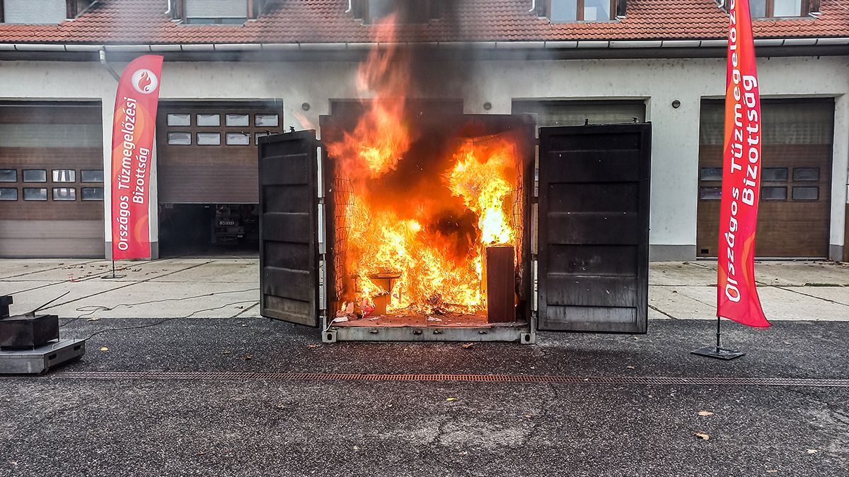 Ilyen gyorsan ég le a lakás, ha meggyullad az adventi koszorú - Videó