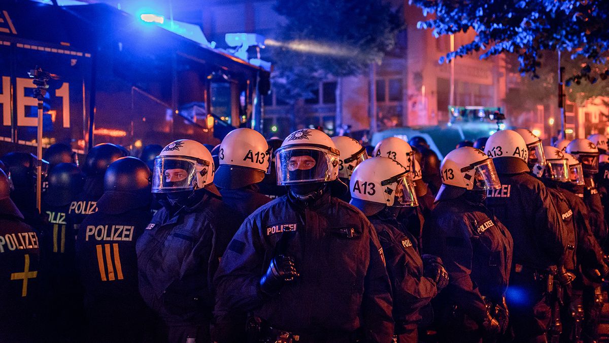 Rohantak a rendőrök: Sikítozva menekültek az emberek Bécs utcáin - Videó