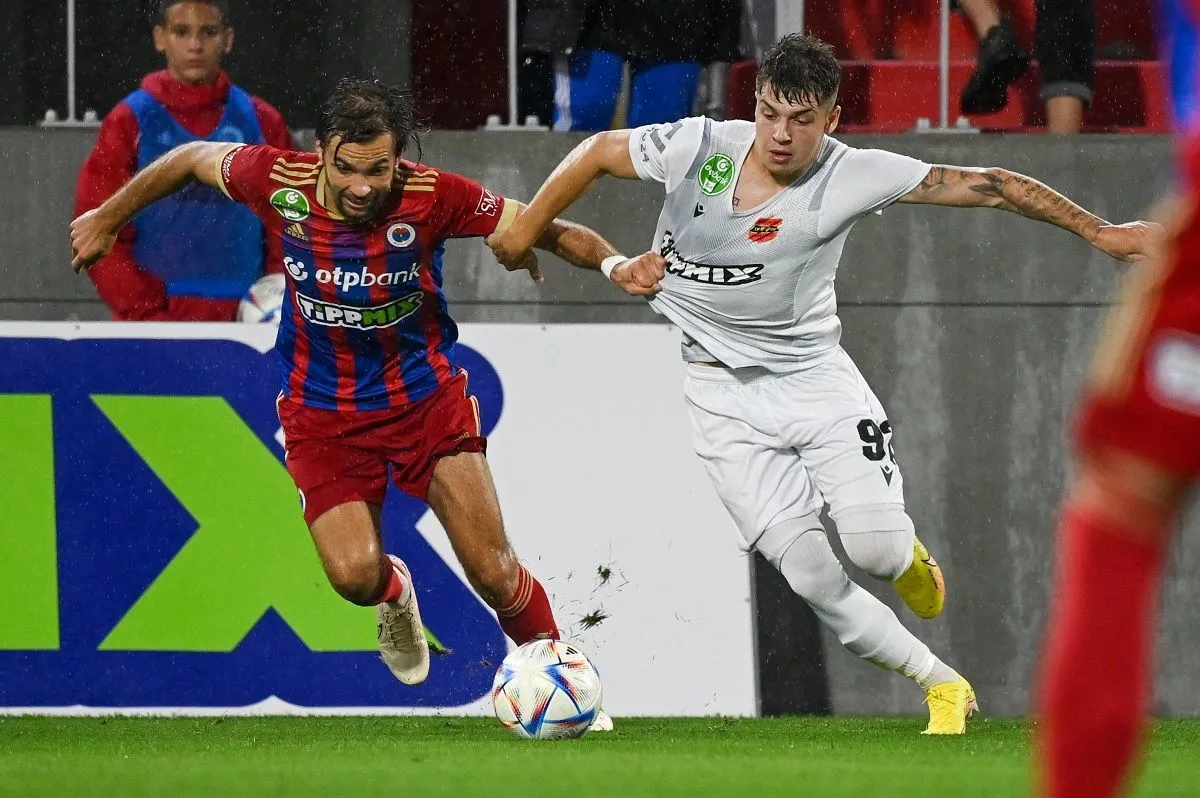 Kocsis (jobbra) és Márkvárt csatája az augusztusi meccsükön: a Honvéd és a Vasas kéz a kézben tartr az NB II felé